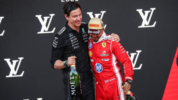 Toto Wolff and Lewis Hamilton embrace on the podium — Photo: © IMAGO