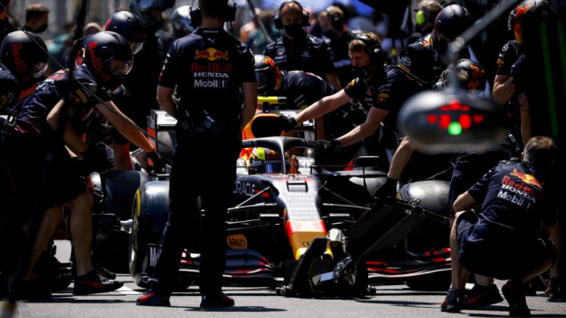 Sergio Pérez in de pits in Baku — Foto: © LAT Images