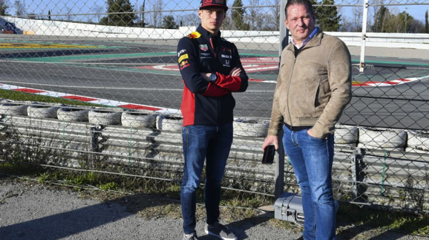Max en Jos Verstappen in Barcelona tijdens de wintertests