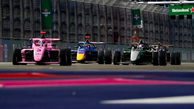 Gademan leads from Pin and Chambers in F1 Academy Race 1 in Las Vegas