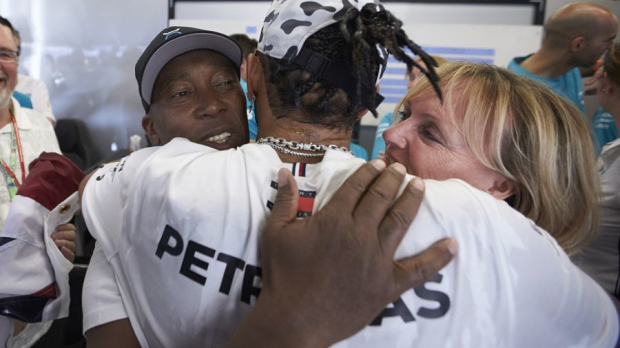 Hamilton met zijn vader en stiefmoeder 