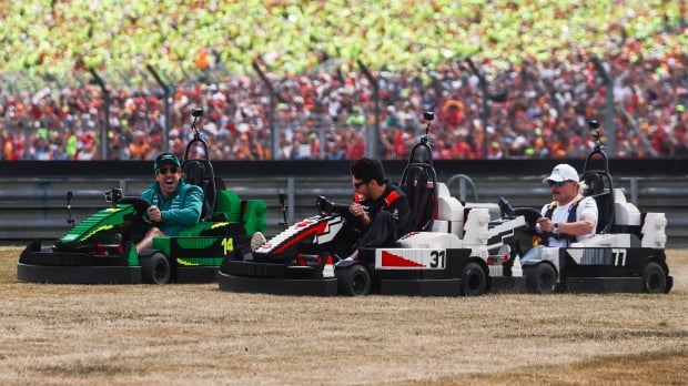Fernando Alonso, Esteban Ocon and Valtteri Bottas race Lego karts at Silverstone — Photo: © IMAGO