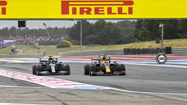 Max Verstappen haalt Lewis Hamilton in.