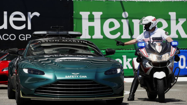 Een motoragent houdt de Safety Car staande in Monaco. — Foto: © LAT Images
