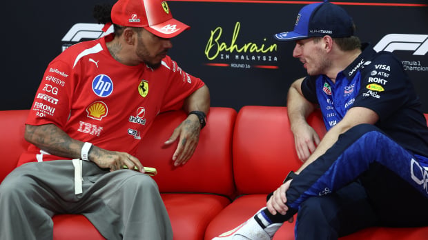 Hamilton and Verstappen at press conference after Bahrain GP in Malaysia — Foto: © IMAGO