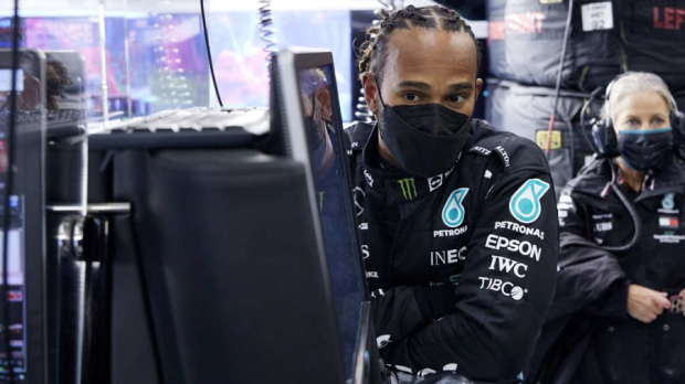 Lewis Hamilton with mask