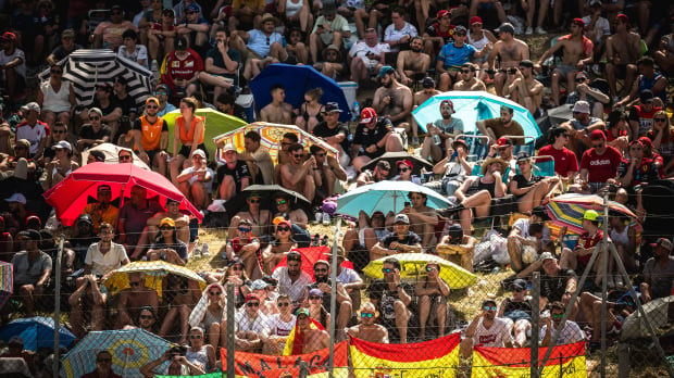 F1 fans hide from the sun under umbrellas at the 2022 Barcelona GP — Photo: © IMAGO