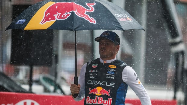 Max Verstappen, Red Bull, Umbrella, Malaysia, 2026 — Photo: © IMAGO