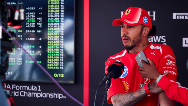 Lewis Hamilton in the media pen at the Belgian GP — Photo: © IMAGO