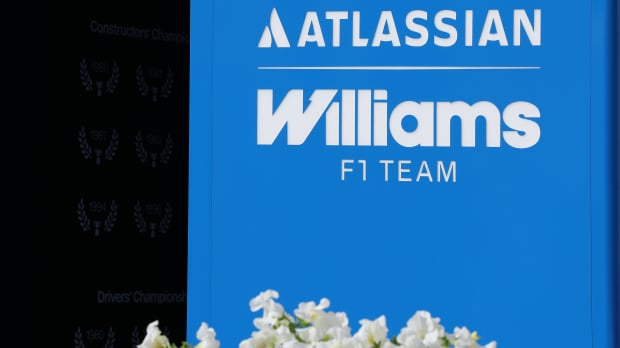 The Williams logo is shown in front of their motorhome — Foto: © IMAGO
