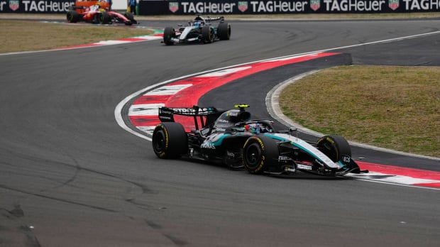 Kimi Antonelli leads his Mercedes around the Shanghai track at the 2026 Chinese Grand Prix — Foto: © IMAGO