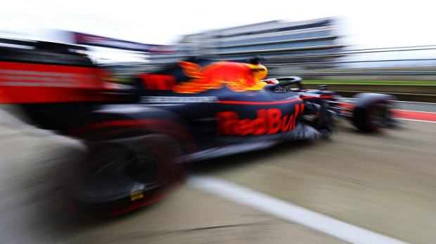 Sergio Perez driving his Red Bull in silverstone — Foto: © LAT Images