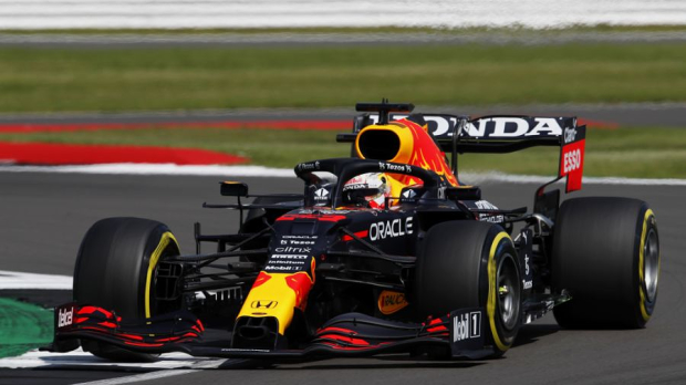 Max Verstappen in actie op Silverstone. 