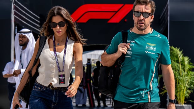 Alonso with girlfriend Jimenez — Foto: © IMAGO