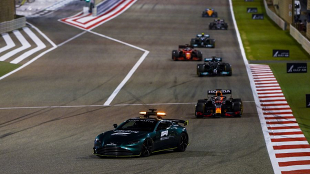 Max Verstappen als leider van de GP van Bahrein achter de Safety Car.