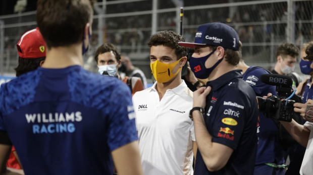 Lando Norris, Max Verstappen and other drivers talking — Foto: © LAT Images