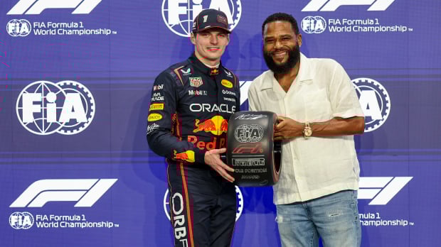 Max Verstappen met Pirelli band