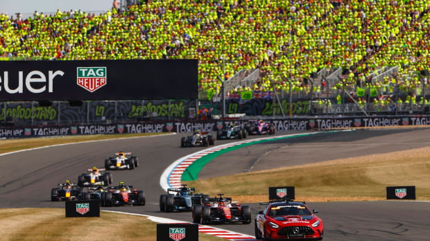 The safety car leads the pack at the 2026 British Grand Prix — Foto: © IMAGO