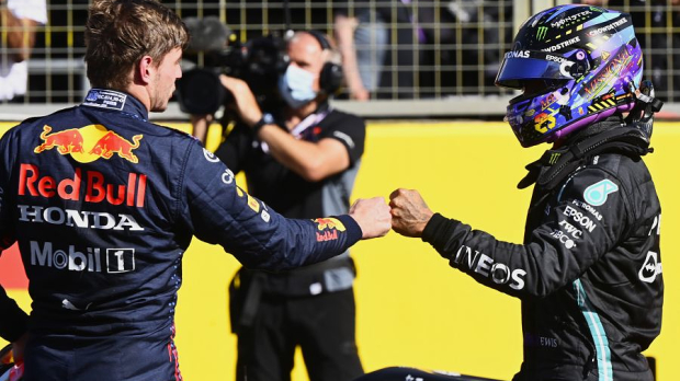Verstappen krijgt felicitaties van Hamilton na sprintrace bij British GP