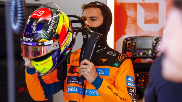 An image of McLaren test and reserve driver Leonardo Fornaroli preparing in the garage — Photo: © IMAGO