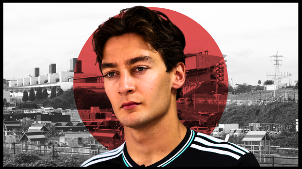 George Russell looks on with the Japan flag in the background — Foto: © IMAGO