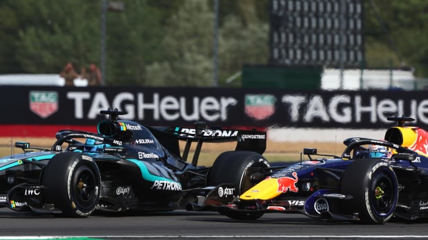 Verstappen and Russell side-by-side at Silverstone — Foto: © Red Bull Content Pool