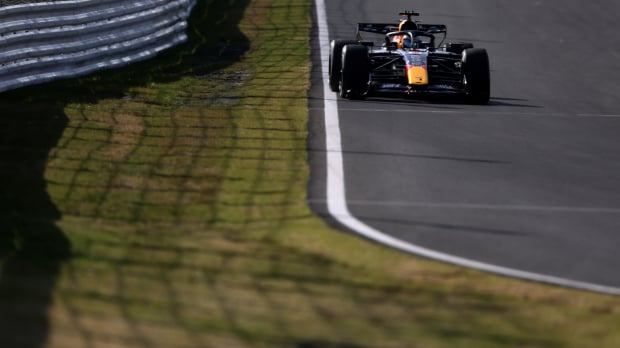 Credit for photo: Red Bull Content Pool — Foto: © Red Bull Content Pool | Verstappen bij het insturen van de 130R