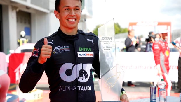 Alexander Albon holding his DTM trophy — Foto: © LAT Images