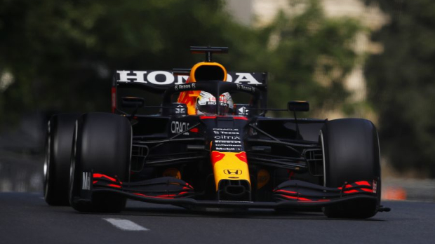 Max Verstappen in actie op het Baku City Circuit.
