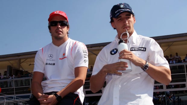 Fernando Alonso sat beside Robert Kubica sipping on a drink at the 2007 Italian Grand Prix