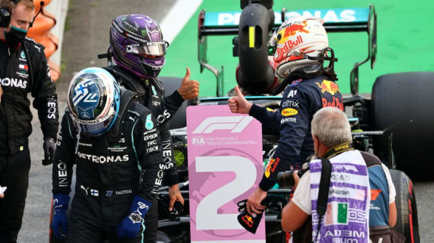 Lewis Hamilton, Valtteri Bottas and Max Verstappen after Qualifying — Foto: © LAT Images