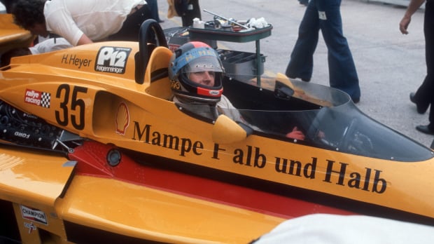 Hans Heyer in zijn auto voor de Grand Prix van Duitsland, 1977
