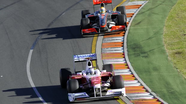 Jarno Trulli en Lewis Hamilton in de Grand Prix van Australië, 2009