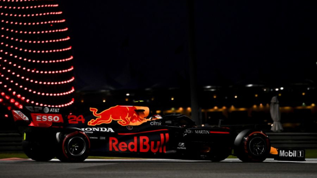 De achterkant van de Red Bull staat hoger op het asfalt dan de voorkant
