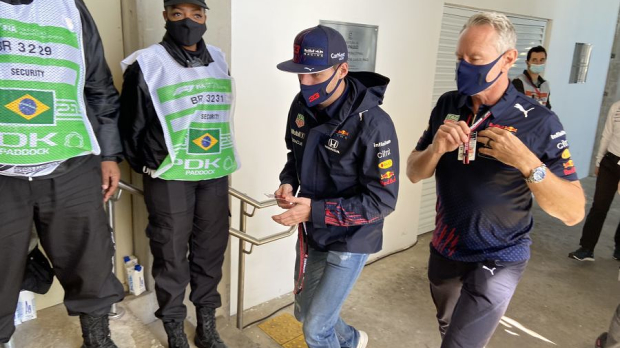 Verstappen komt uit het kantoor van de FIA.
