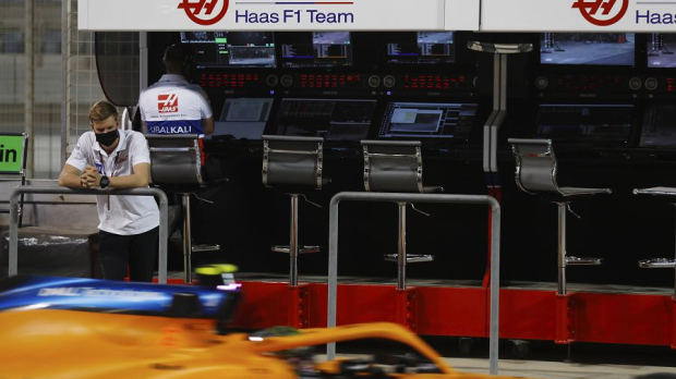 Mick Schumacher bij de pitmuur — Foto: © LAT Images