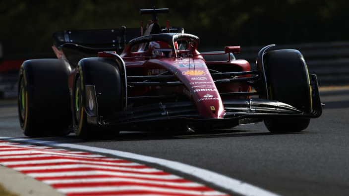 Ferrari ook in tweede vrije training het snelst, Verstappen kijkt toe vanaf plek vier
