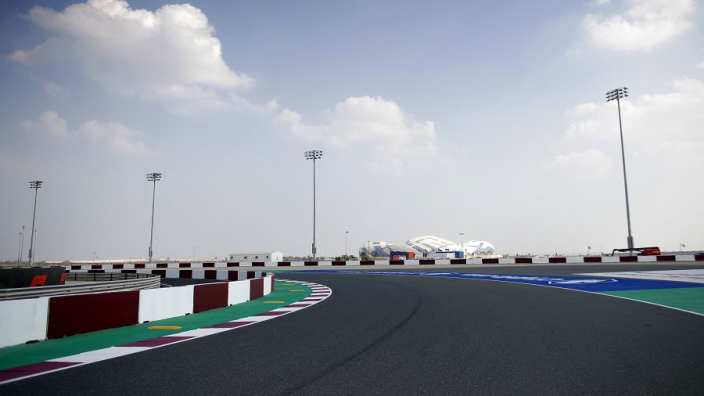 Teams kampen met schade door kerbs in Qatar: 'We kunnen auto's niet in gevaar brengen'