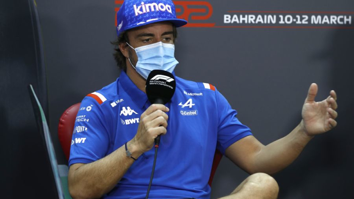 Alonso wil aansluiten achter Ferrari en Red Bull: "Russell was niet geweldig"