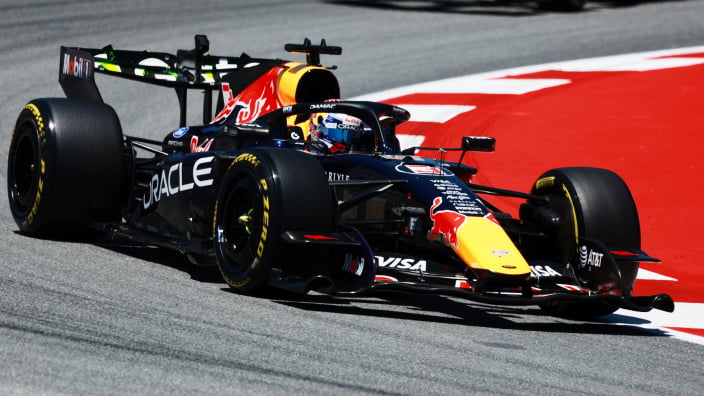 Russell klokt snelste tijd in Antonelli-loze training, Verstappen klokt vierde tijd