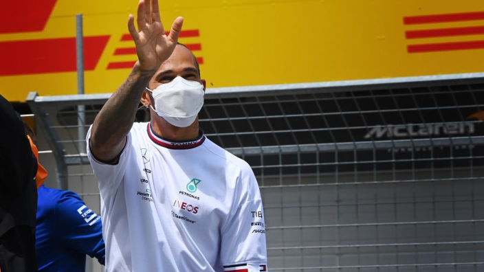 ¿Por qué Lewis Hamilton sigue usando mascarilla?