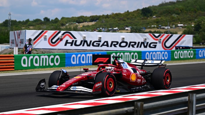 Leclerc klokt snelste tijd en ziet Ferrari stuklopen, Verstappen P2 op ruime afstand