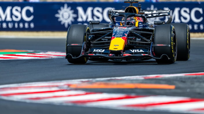 Hamilton snelste in tweede training, Verstappen niet tevreden over RB22