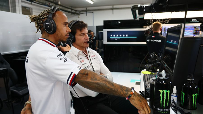 Hamilton qualifie "d'énormes" les progrès de Mercedes