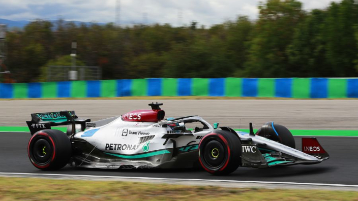 Russell verrast met pole position in Hongarije, problemen voor Verstappen