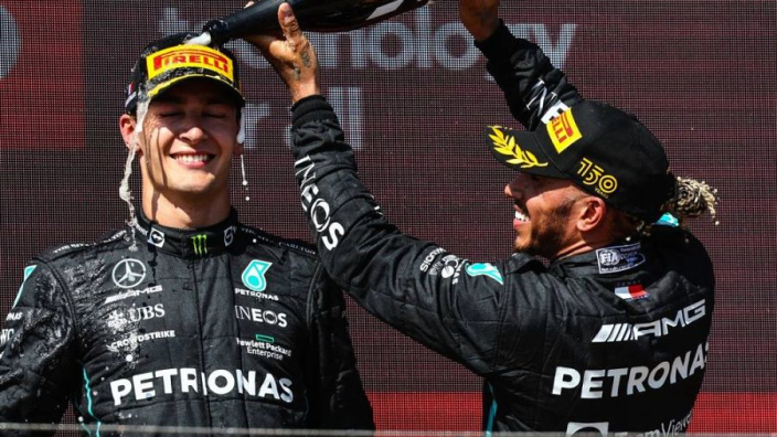 Russell geniet van strijd tussen Leclerc en Verstappen: "Lijkt een beetje op de kartdagen"