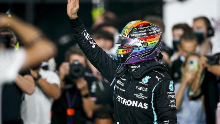 Hamilton draagt regenboogvlag-helm mogelijk rest van seizoen: "Ik wacht op antwoorden"