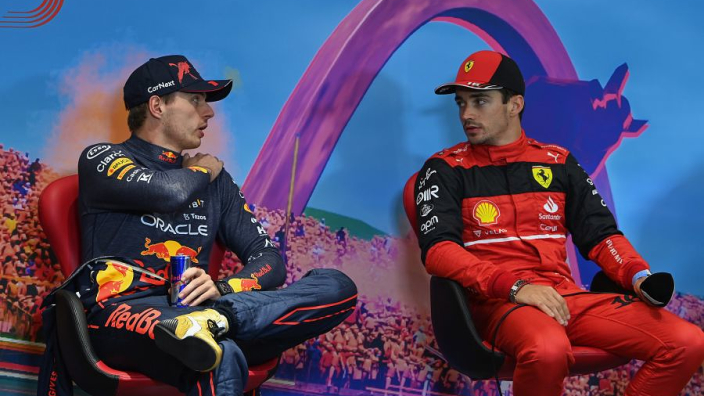 Boardradio Verstappen na crash Leclerc in Frankrijk: "Is hij ok?"