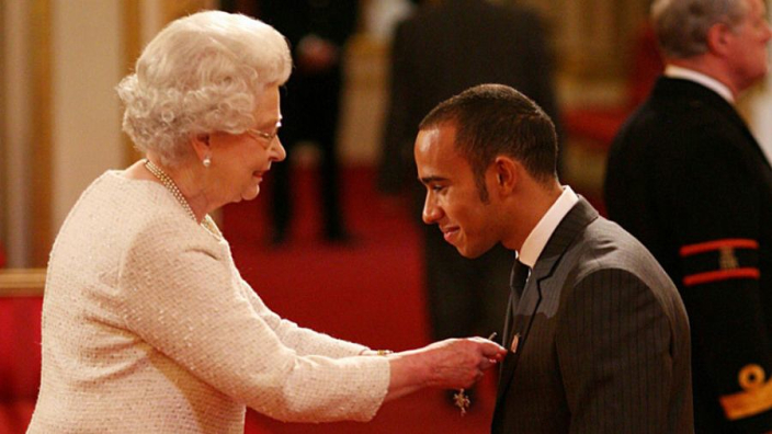 Hamilton legt 'laat' bericht over koningin Elizabeth II uit: "Niet zomaar wat posten"
