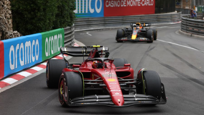 Sainz teleurgesteld na P2 in Monaco: "Seconden verloren door achterblijver"